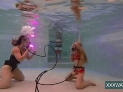 18 años, Chica, Tetas grandes, Masturbación, Hermanas, Adolescente, Apretado, Bajo el agua