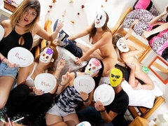 Lieveling, Grote kont, Grote lul, Pijpbeurt, Hondjeshouding, 1 man 2 vrouwen, Groep, Feest