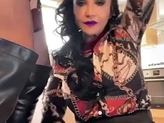 Grosse bite, Bottes, Travestis, Embrassement, Actrice du porno, Rasée, Suçant, Sous la jupe