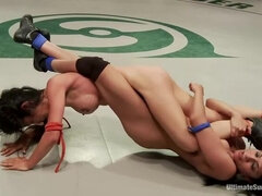 Anal, Dominacion femenina, Penetracion con dedos, Penetracion con puños, Humillación, Lesbiana, Esclavo, Strapon