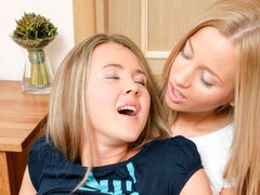 Cul, Nana, Blonde, Doigter, Pénétrer avec le poing, Léchez, Chatte, Nénés