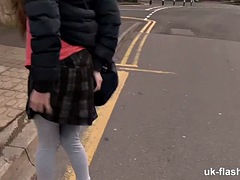 Britisch, Fetisch, Flashen, Im freien, Öffentlich, Rasiert, Dürr, Titten