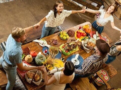 18 jaar, Grote lul, Hondjeshouding, 1 man 2 vrouwen, Orgie, Mager, Tiener, Tieten likken