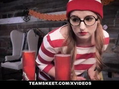 Homme nu et filles habillées, Tir de sperme, En levrette, Hard, Petite femme, Rousse roux, Rasée, Nénés