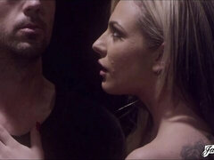 Gros cul, Grosse bite, Blonde, Sucer une bite, En levrette, Seins naturels, Pénis, Serré