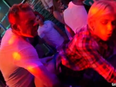 着衣女と全裸男, グループ, Hd, 異人種間, レズビアン, パーティ, ストッキング, スインガー