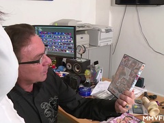 顔面騎乗, ドイツ人, 手コキする, 下着, オナニー, 秘密の, ティーン, スカートのぞき