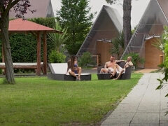 Grosser arsch, Grosse titten, Braunhaarige, Doppelpenetration, Fingern, Gruppe, Hardcore, Flotter dreier