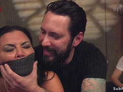 Anal, Brunette brune, Double pénétration, Béant, Groupe, Époux mari, Orgie, Épouse