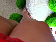 BBW Goddess Queeny Roxy Shows Sexy Feet and Big Hips