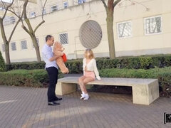 Blondine, Hundestellung, Europäisch, Aufs gesicht abspritzen, Natürlichen titten, Pov, Muschi, Rasiert