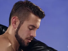 Cul à la bouche, Brunette brune, Plantureuse, En levrette, Fille latino, Lingerie, Cheveux courts, Tatouage