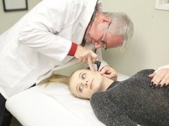 ブロンド, フェラチオ, 医者, 指いじり, 彼女, ガリガリ, ティーン, オッパイの