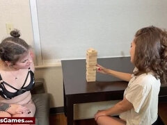 茶髪の, 衣服着たままセックス, レズビアン, ガリガリ, ストリップ, タトゥー, ティーン, オッパイの