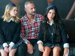 Grosse bite, Gros seins, Sucer une bite, Queue, En levrette, Le plan cul à quatre, Maigrichonne, Adolescente