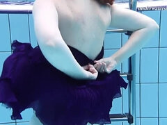 Tussi, Braunhaarige, Frau, Pool, Solo, Jungendliche (18+), Titten, Unter wasser