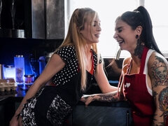 ブロンド, 指いじり, キッチン, レズビアン, なめる, オナニー, ストリッピング, ティーン