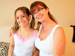 デカチン, フェラチオ, 手コキする, なめる, オナニー, 小柄, ガリガリ, ティーン