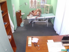 Amateur, Mamada, Médico, Penetracion con dedos, Lamidas, Oficina, Uniforme, Voyeur