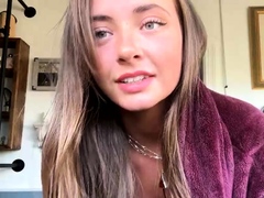 Young amateur teen in solo masturbation getting kinky