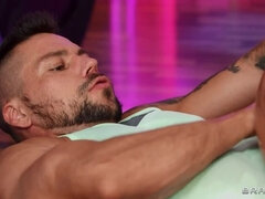 Brunette brune, Tir de sperme, Face assise, Bâillonner, Énorme, Muscle, Rasée, Nénés