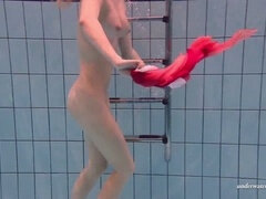 Braunhaarige, Bekleidet, Europäisch, Im freien, Pool, Muschi, Erotischer film, Eng