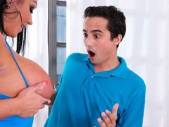 Grosser arsch, Grosse titten, Blasen, Braunhaarige, Pummelig, Handjob, Milf, Tätowierung