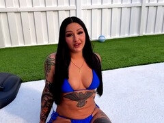 Cul à la bouche, Gros cul, Brunette brune, Fille latino, De plein air, Piscine, Tatouage