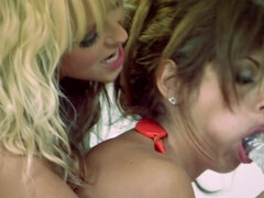 Gros seins, Blonde, Doigter, Hd, Lesbienne, Léchez, Seins naturels, Chatte