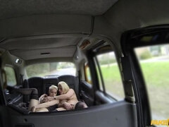 Gros seins, Voiture, Doigter, Lesbienne, Léchez, Masturbation, De plein air, Chatte