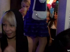 デカチン, 着衣女と全裸男, 手コキする, レズビアン, 穴開きパンティ, パーティ, ストッキング, 濡れ