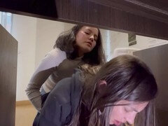 Enthousiasteling, Bedriegen, Man die toekijkt, Huisgemaakt, Lesbisch, Vrijster, Orgasme, Tieten likken