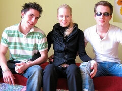 Leie, Grosser schwanz, Blasen, Hundestellung, Natürlichen titten, Dürr, Flotter dreier, Titten