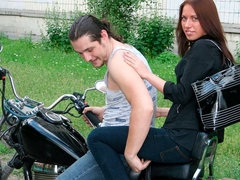 Noire, Sucer une bite, Brunette brune, Doigter, Embrassement, De plein air, Adolescente, Nénés