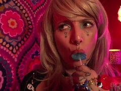 デカパイ, ブロンド, レズビアン, 現実, 剃毛, ペニスバンド, タトゥー, オッパイの