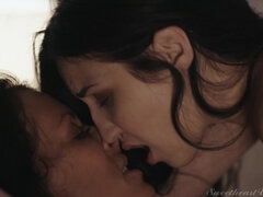 Arsch, Schlafzimmer, Grosse titten, Betrug, Jeans, Lesbisch, Lecken, Natürlichen titten