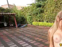 Badpak, Latijnse vrouw, Masturbatie, Buiten, Doordringend, Shemale, Alleen