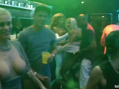 Blasen, Braunhaarige, Interrassisch, Küssen, Lecken, Party, Muschi, Nass