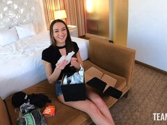 Sucer une bite, Brunette brune, Poilue, Branlette thaïlandaise, Pov, Adolescente, Nénés