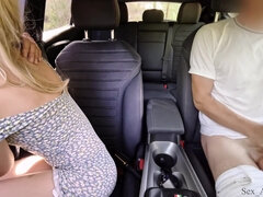 Amateur, Mamada, Coche, Marido, Masturbación, Público, Tetas, Esposa