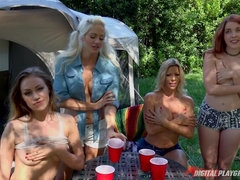 Lamer culo, Tetas grandes, Mamada, Estilo perrito, Corridas faciales, Lamidas, Al aire libre, Anilingus
