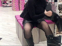 Nue, Culottes ou slips, Public, Sous la jupe