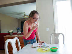 18 ans, Sucer une bite, Queue, Lunettes, Mamelons, Pov, Chevaucher, Adolescente