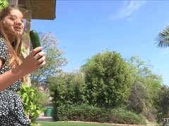 En gros plan de très près, Extrême, Fétiche, Fétiche des pieds, Orgasme, Public, Solo, Sous la jupe