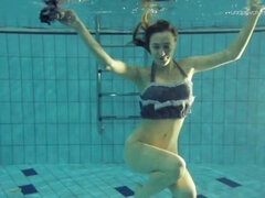 Gros seins, Brunette brune, Robe, Fétiche, Seins naturels, Piscine, Solo, Adolescente