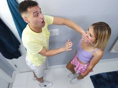 Gros cul, Grosse bite, Blonde, Sucer une bite, En levrette, Seins naturels, Cheveux courts, Adolescente