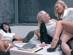 Gros cul, Blonde, Brunette brune, Petite amie, Lesbienne, Petite femme, Suçant, Adolescente