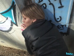 Nana, Gros cul, Grosse bite, Blonde, Sucer une bite, Argent, Public, Nénés