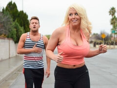 Grosser arsch, Grosser schwanz, Grosse titten, Blondine, Blasen, Hundestellung, Riesig, Milf