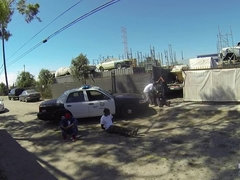 Blasen, Braunhaarige, Schmutzig, Aufs gesicht abspritzen, Latina, Im freien, Realität, Flotter dreier